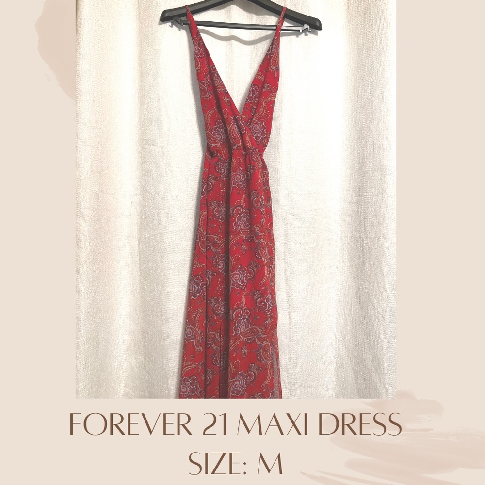 Gorgeous summer maxi dress ! The bottom has splits so it’s breathable and pretty